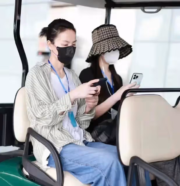 王菲機場送小女兒上學,18歲李嫣亭亭玉立,身材修長,像極了王菲
