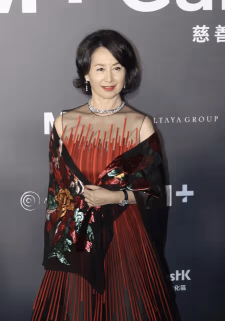 何超盈出席晚宴同框何超瓊,穿紅色長裙身材苗條,臉頰凹陷瘦過頭