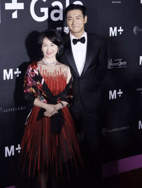 何超盈出席晚宴同框何超瓊,穿紅色長裙身材苗條,臉頰凹陷瘦過頭