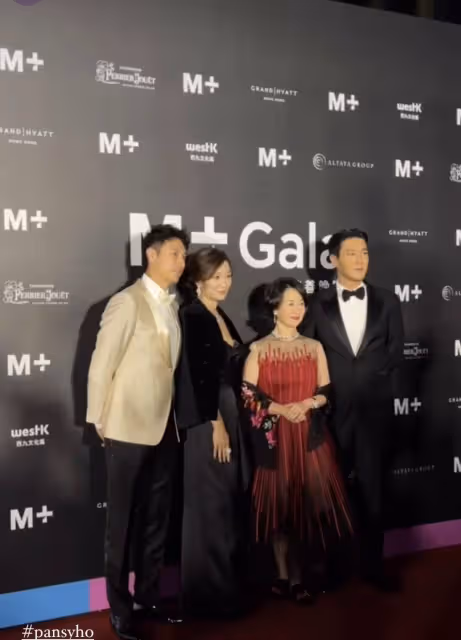 何超盈出席晚宴同框何超瓊,穿紅色長裙身材苗條,臉頰凹陷瘦過頭