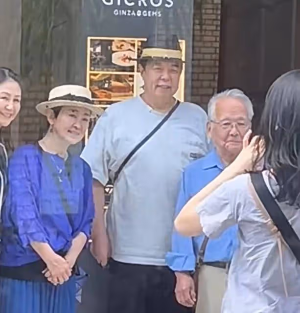 67歲張鐵林陪59歲女友游日本,戴情侶帽街頭合照,相戀十年好恩愛