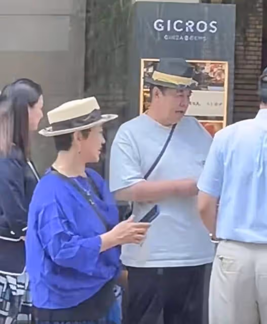 67歲張鐵林陪59歲女友游日本,戴情侶帽街頭合照,相戀十年好恩愛