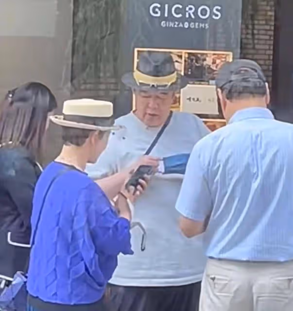67歲張鐵林陪59歲女友游日本,戴情侶帽街頭合照,相戀十年好恩愛
