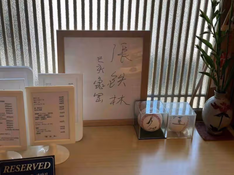 67歲張鐵林陪59歲女友游日本,戴情侶帽街頭合照,相戀十年好恩愛