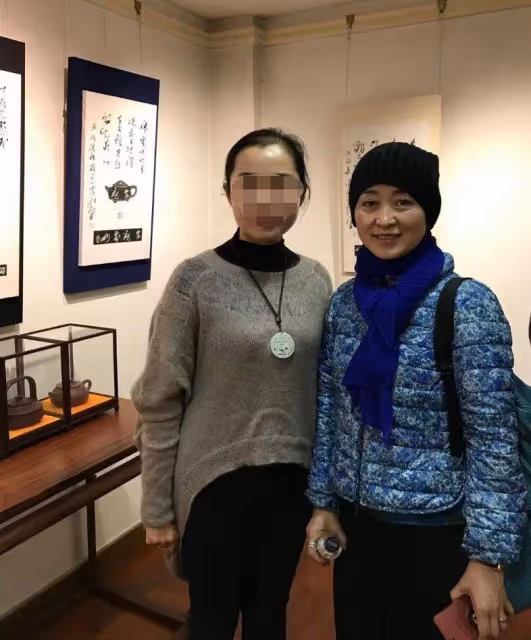 67歲張鐵林陪59歲女友游日本,戴情侶帽街頭合照,相戀十年好恩愛