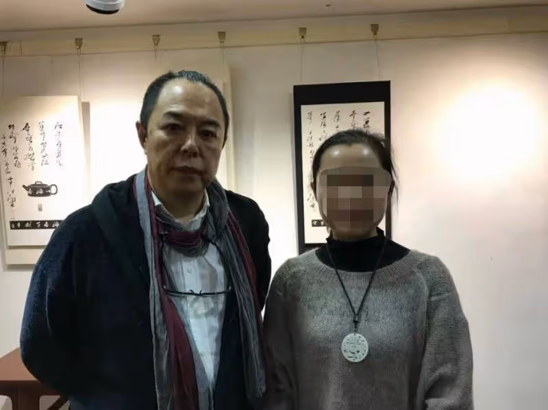 67歲張鐵林陪59歲女友游日本,戴情侶帽街頭合照,相戀十年好恩愛