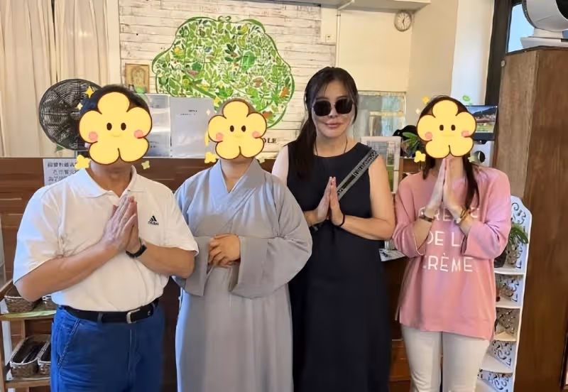 57歲王祖賢回台灣過中秋,顏值下跌嚴重,體態仍舊很優雅