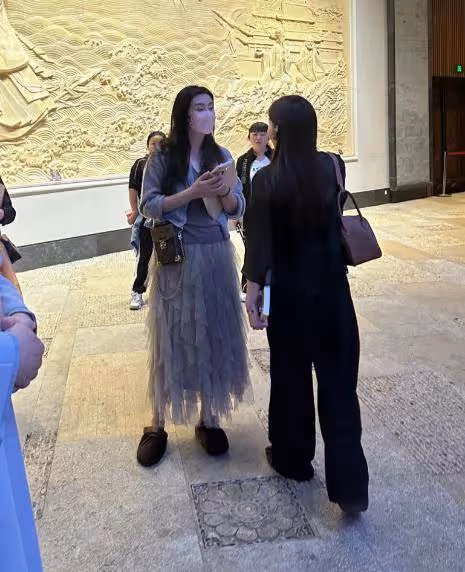 57歲王祖賢回台灣過中秋,顏值下跌嚴重,體態仍舊很優雅
