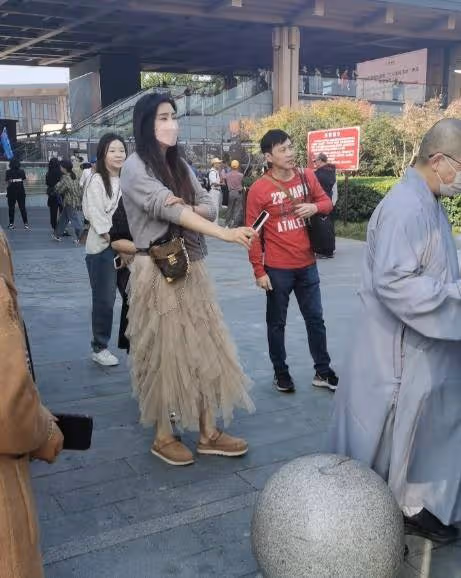 57歲王祖賢回台灣過中秋,顏值下跌嚴重,體態仍舊很優雅