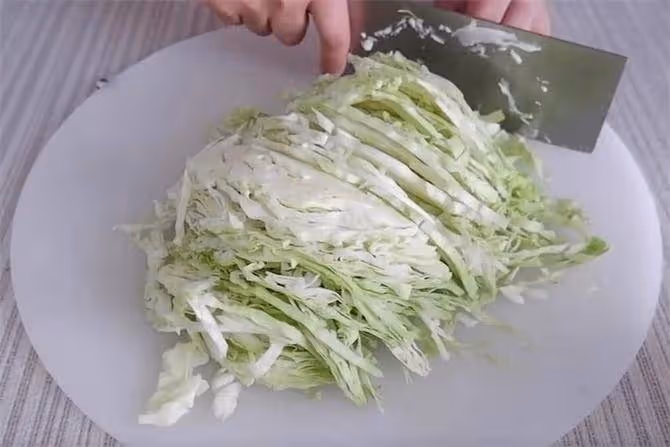 包菜新做法,一道涼拌包菜,一搓一拌,酸辣爽口,秋天常備涼菜