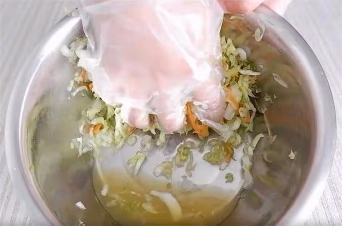 包菜新做法,一道涼拌包菜,一搓一拌,酸辣爽口,秋天常備涼菜