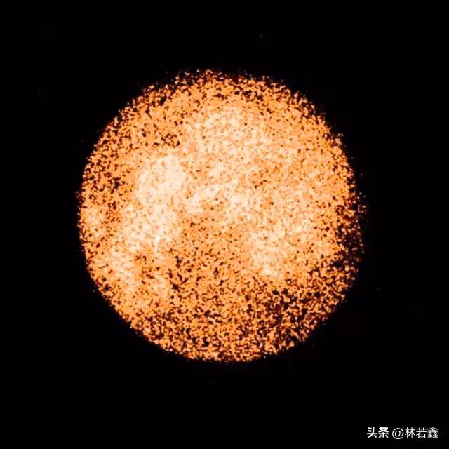中秋晚會,撒貝寧成最歡樂的顯眼包,央視boys都穿西服,沒告訴他