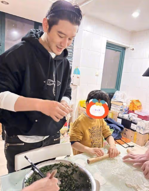 黃曉明中秋節曬全家福,小海綿陪爺爺奶奶過節,一家四口超幸福