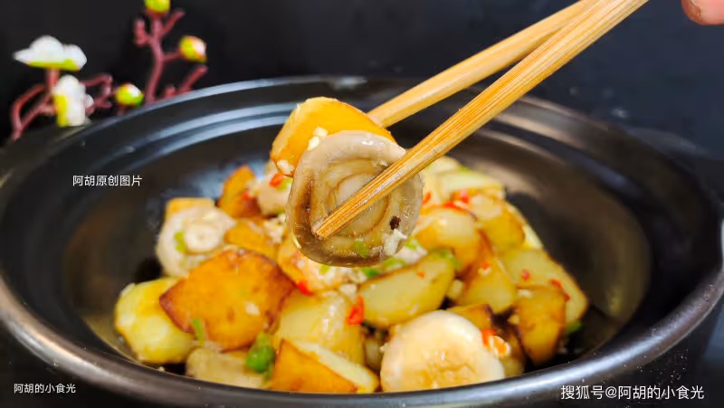 土豆和它炒太絕了,少有人知道這樣吃!一蒸一炒,外焦里嫩、口口留香