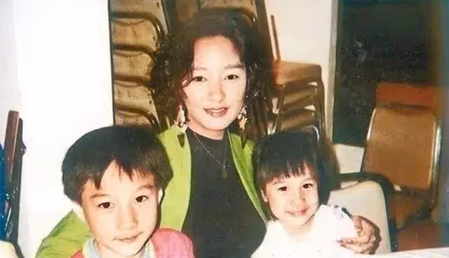 騙17歲少女生子,娶小30歲妻,酒和女人一生至愛,徐少強如今終還因果情債