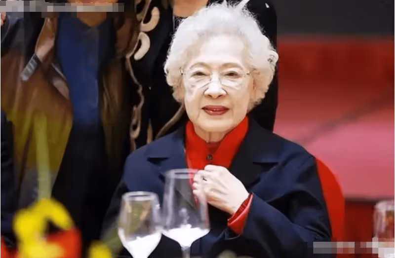 被稱為中國第一美女,99歲還被人追,知道她是誰嗎?