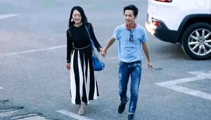 官宣了!何炅與楊鈺瑩牽手現身街頭,他們太不容易了