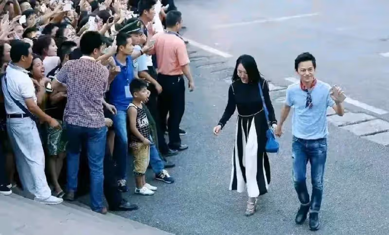 官宣了!何炅與楊鈺瑩牽手現身街頭,他們太不容易了
