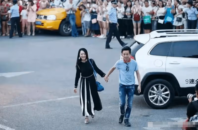 官宣了!何炅與楊鈺瑩牽手現身街頭,他們太不容易了