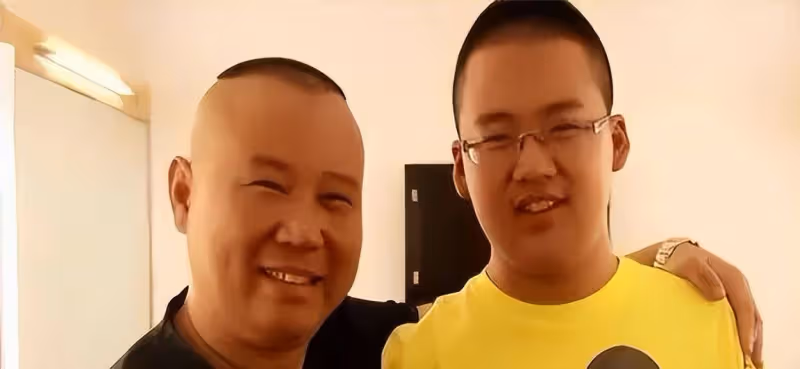 28歲的郭麒麟終於傳來喜訊!郭德綱喜極而泣:我的兒子總算長大了