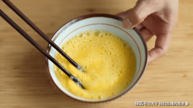 做水蒸蛋時,別傻傻只會加水,多加這「1勺」,又滑又嫩還不腥