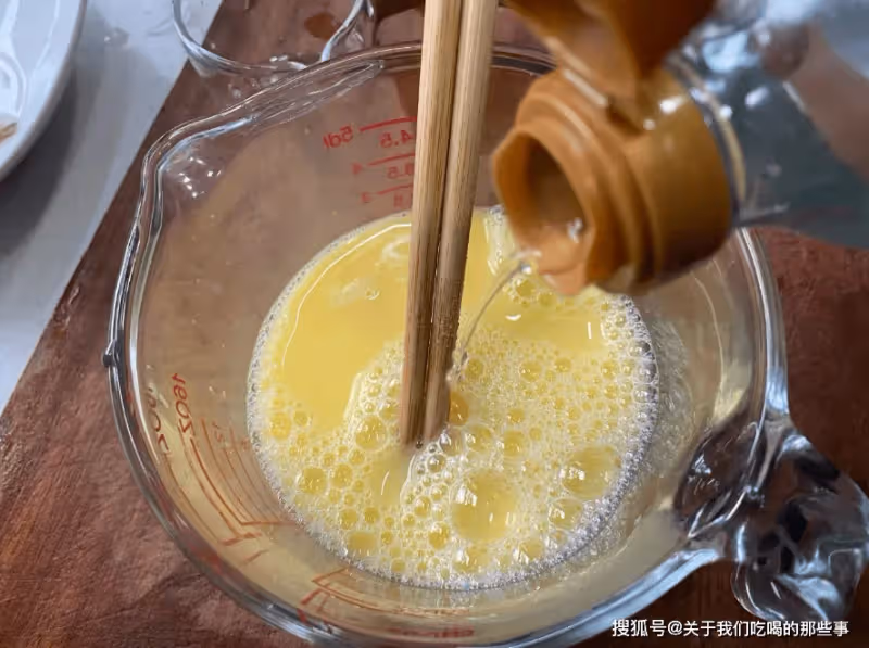 做水蒸蛋時,別傻傻只會加水,多加這「1勺」,又滑又嫩還不腥