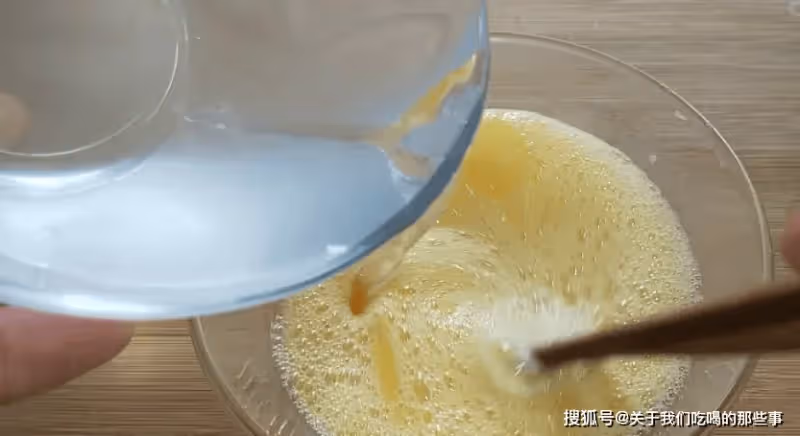 做水蒸蛋時,別傻傻只會加水,多加這「1勺」,又滑又嫩還不腥