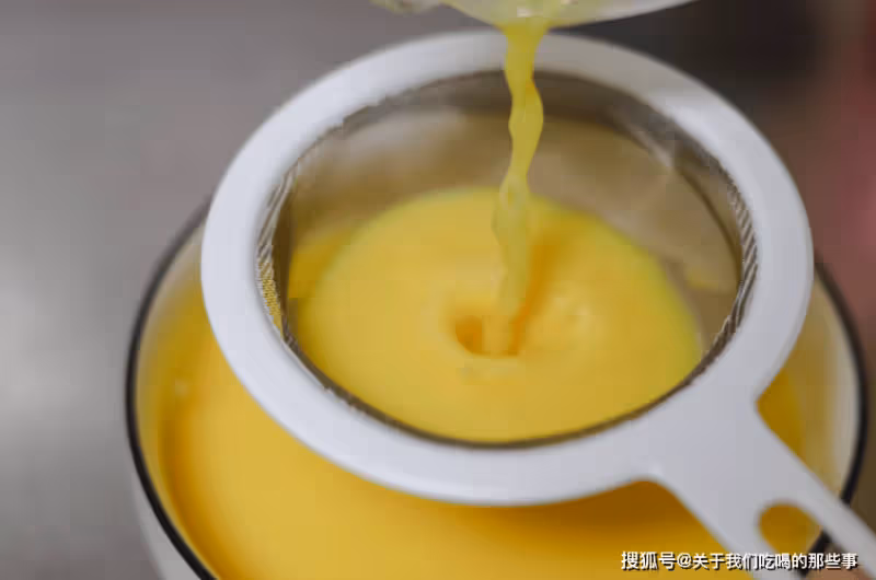做水蒸蛋時,別傻傻只會加水,多加這「1勺」,又滑又嫩還不腥