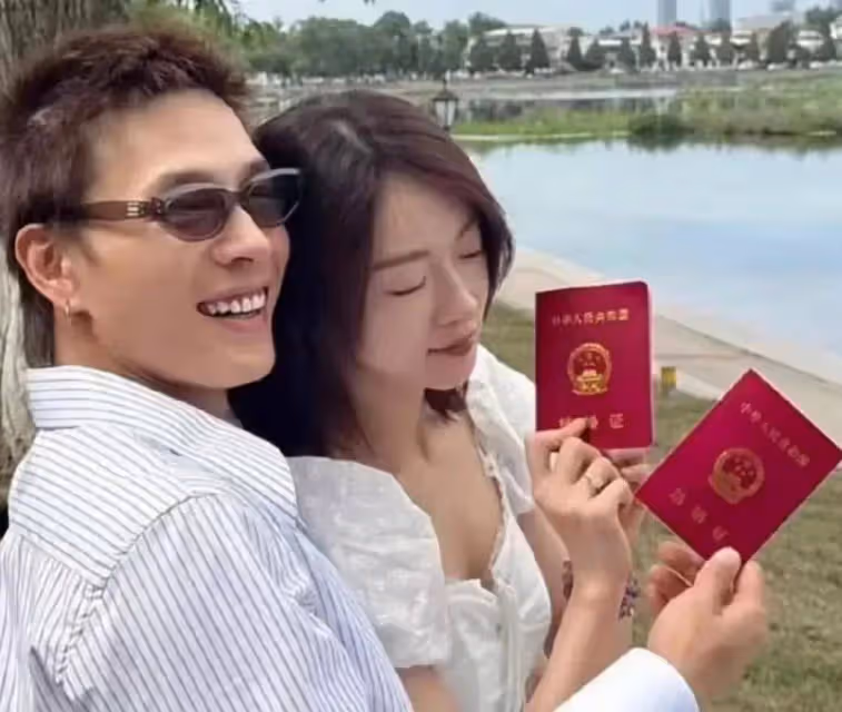 吳謹言洪堯婚後首同框,女方被寵溺摟著已經顯懷,手上戒指引熱議