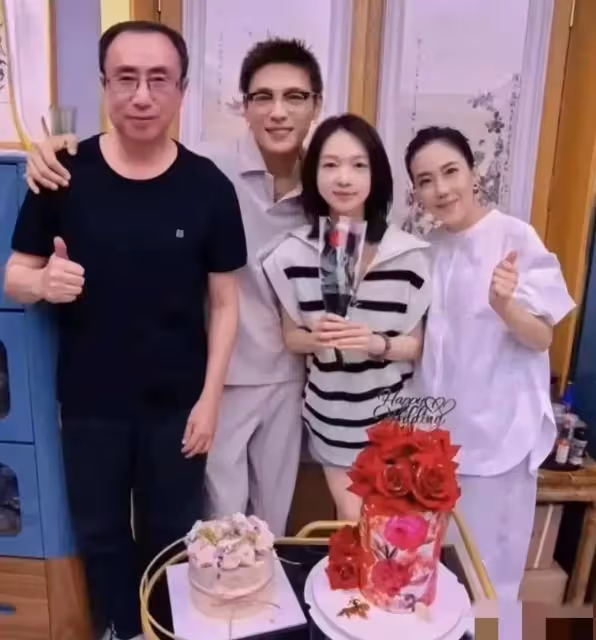 吳謹言洪堯婚後首同框,女方被寵溺摟著已經顯懷,手上戒指引熱議