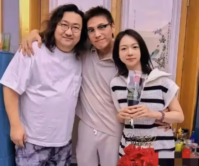 吳謹言洪堯婚後首同框,女方被寵溺摟著已經顯懷,手上戒指引熱議