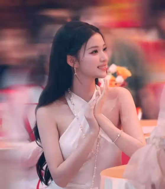 央視這一夜,被「珠圓玉潤」的王楚然驚艷,珍珠白裙艷壓宋軼周也