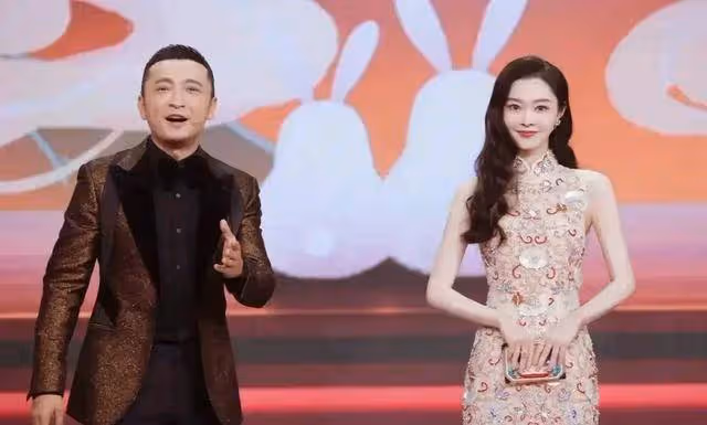 央視這一夜,被「珠圓玉潤」的王楚然驚艷,珍珠白裙艷壓宋軼周也