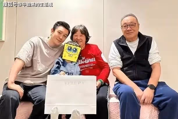 黃曉明官宣戀情,在一起但是沒結婚,葉珂曬聊天記錄宣誓主權