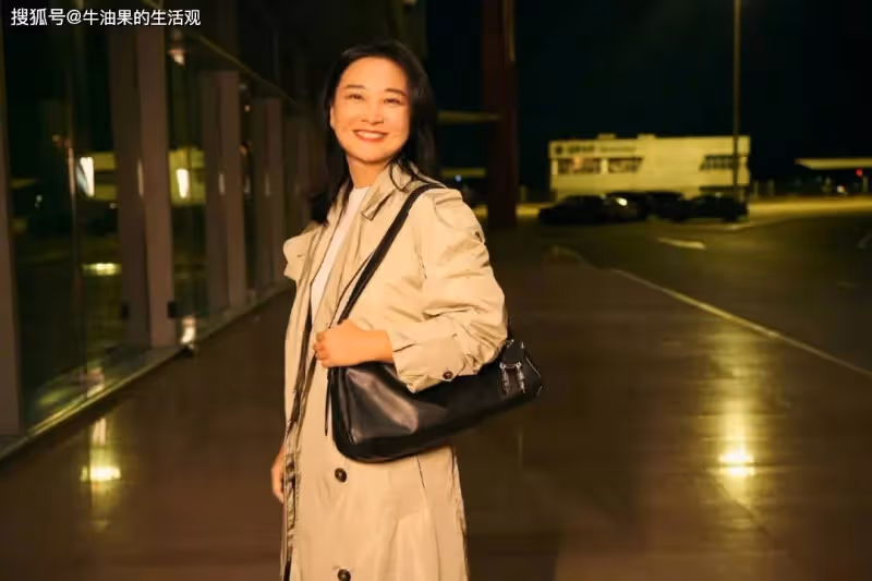 賈玲亮相米蘭時裝周,機場路透生圖曝光,身材反彈但心情好