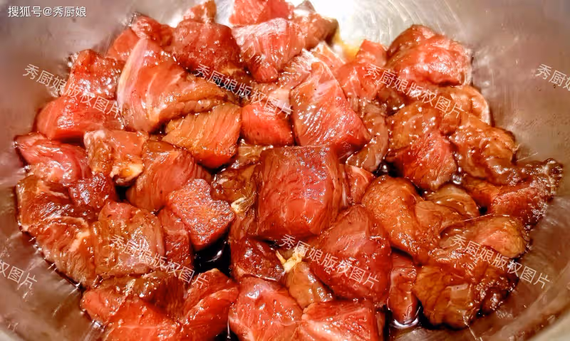 腌牛肉,直接加鹽和料酒腌是大錯,大廚教你一招,出鍋比豆腐還嫩