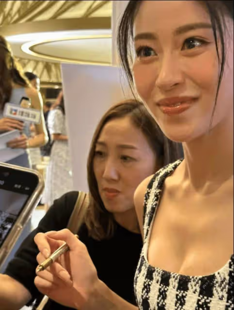 港姐三甲現身廣州獲追捧!冠軍大曬完美胸型!網友直呼本人超好看