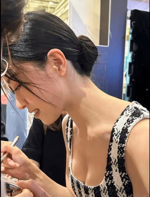 港姐三甲現身廣州獲追捧!冠軍大曬完美胸型!網友直呼本人超好看