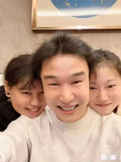謝廣坤發怒了!直播間與網友互懟,直言找小30歲老婆是自己能耐