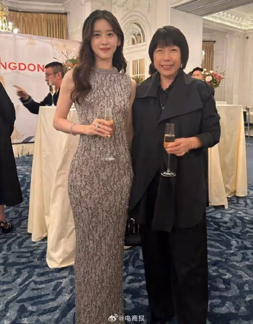 章澤天現身倫敦京東時尚晚宴,網友:走出半生,歸來也才31歲