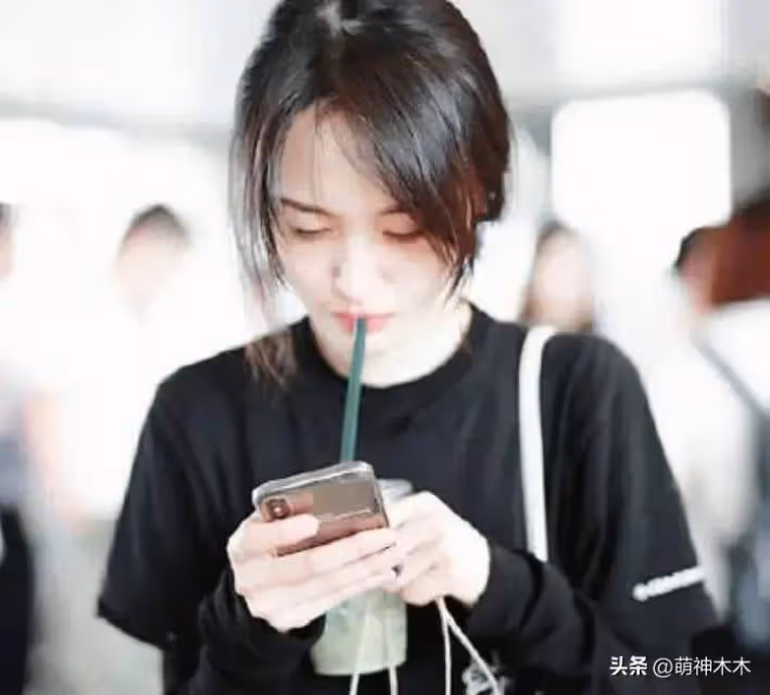 33歲鄭爽近照曝光,髮際線後移星味全無,還在用3年前的舊手機