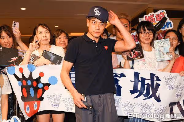 郭富城台北快閃48小時「下榻飯店曝」 與歌迷合照、簽名超親民