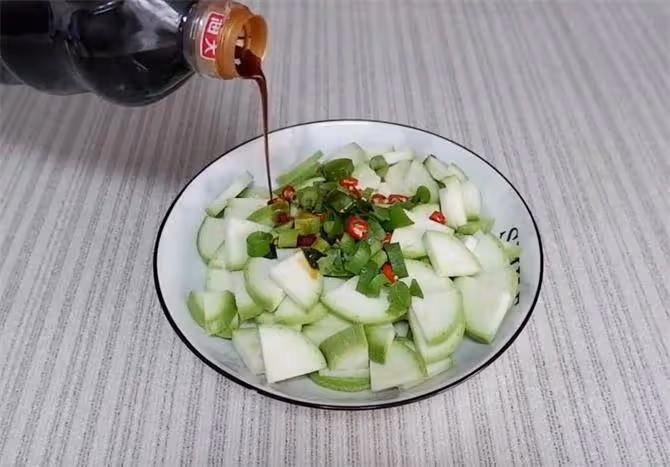 用西葫蘆做一道真快手菜,10分鐘搞定,不放油不加水,鮮香好吃