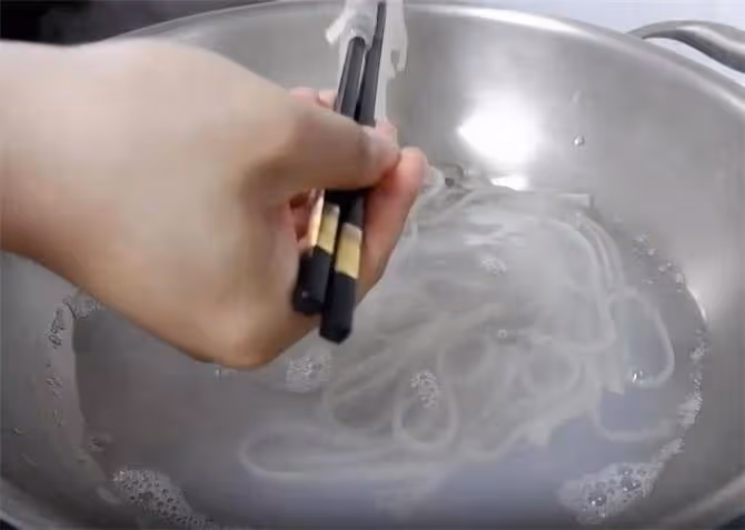 寬粉新吃法,一道麻醬流汁寬粉,呲溜一口就是一大碗,真過癮