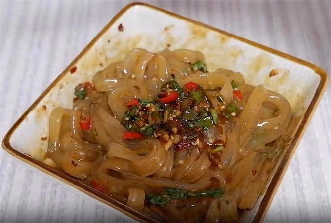 寬粉新吃法,一道麻醬流汁寬粉,呲溜一口就是一大碗,真過癮