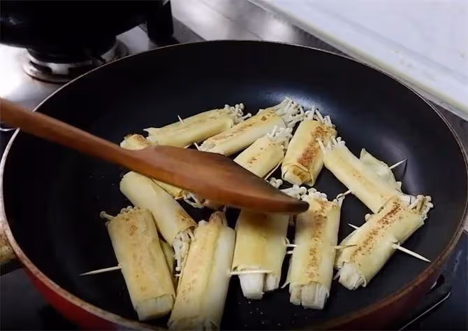 靠譜的金針菇做法,干豆腐一卷,鮮香酸甜,想吃金針菇先收藏起來