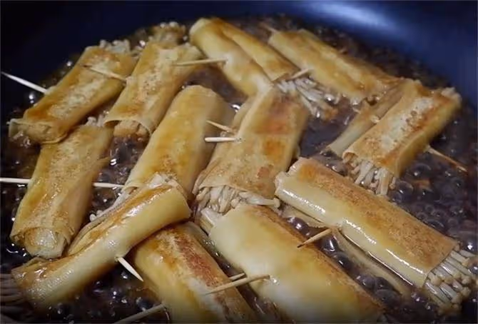 靠譜的金針菇做法,干豆腐一卷,鮮香酸甜,想吃金針菇先收藏起來