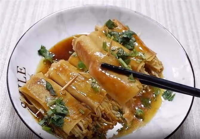 靠譜的金針菇做法,干豆腐一卷,鮮香酸甜,想吃金針菇先收藏起來