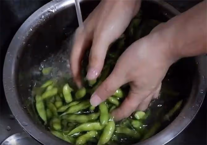 毛豆的靠譜做法,掌握兩個小技巧,毛豆咸香翠綠,一次可以吃一斤