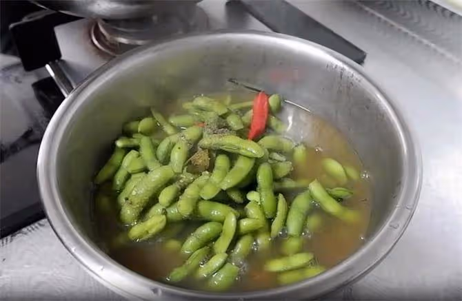 毛豆的靠譜做法,掌握兩個小技巧,毛豆咸香翠綠,一次可以吃一斤